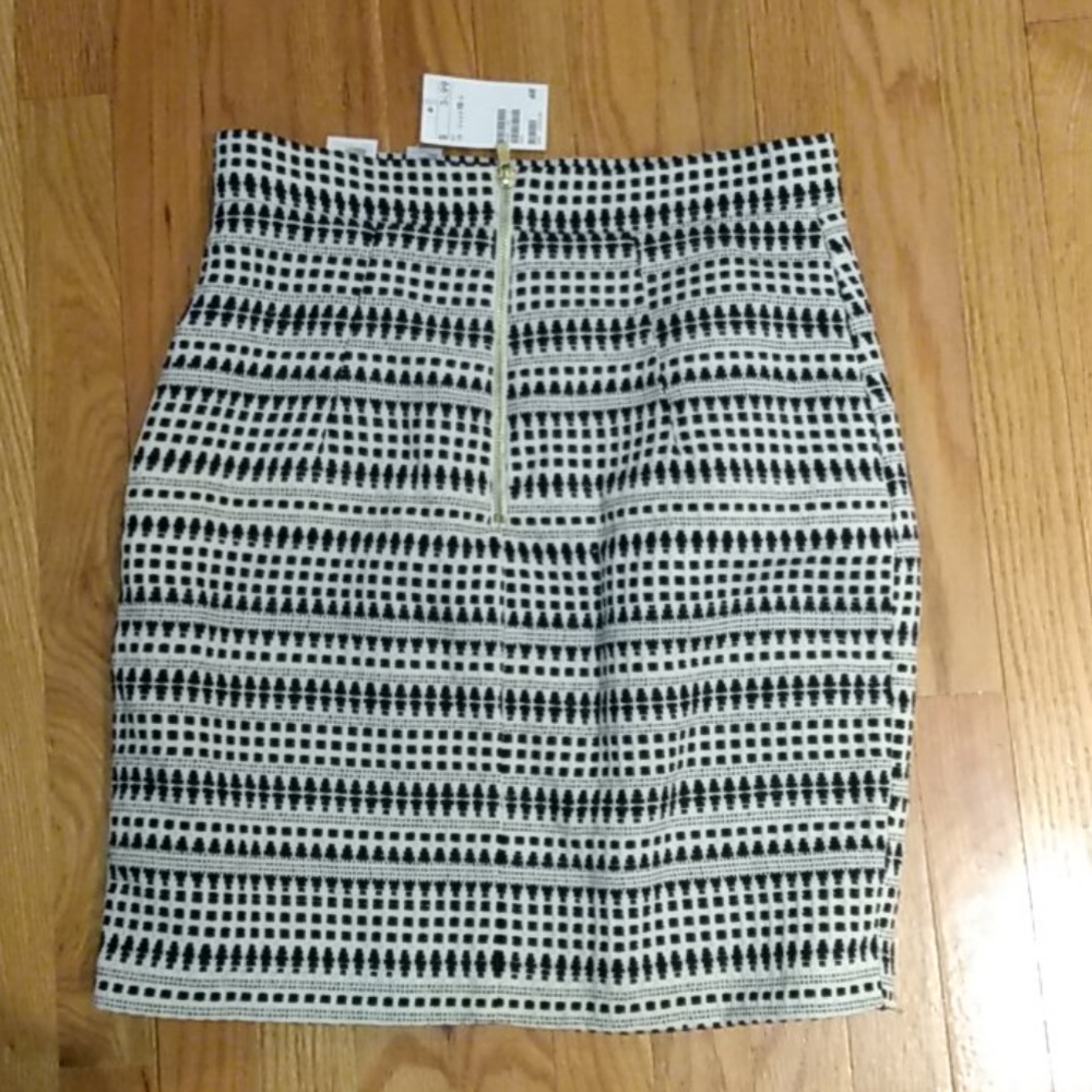 *NEW* H&M black and white skirt size 10
